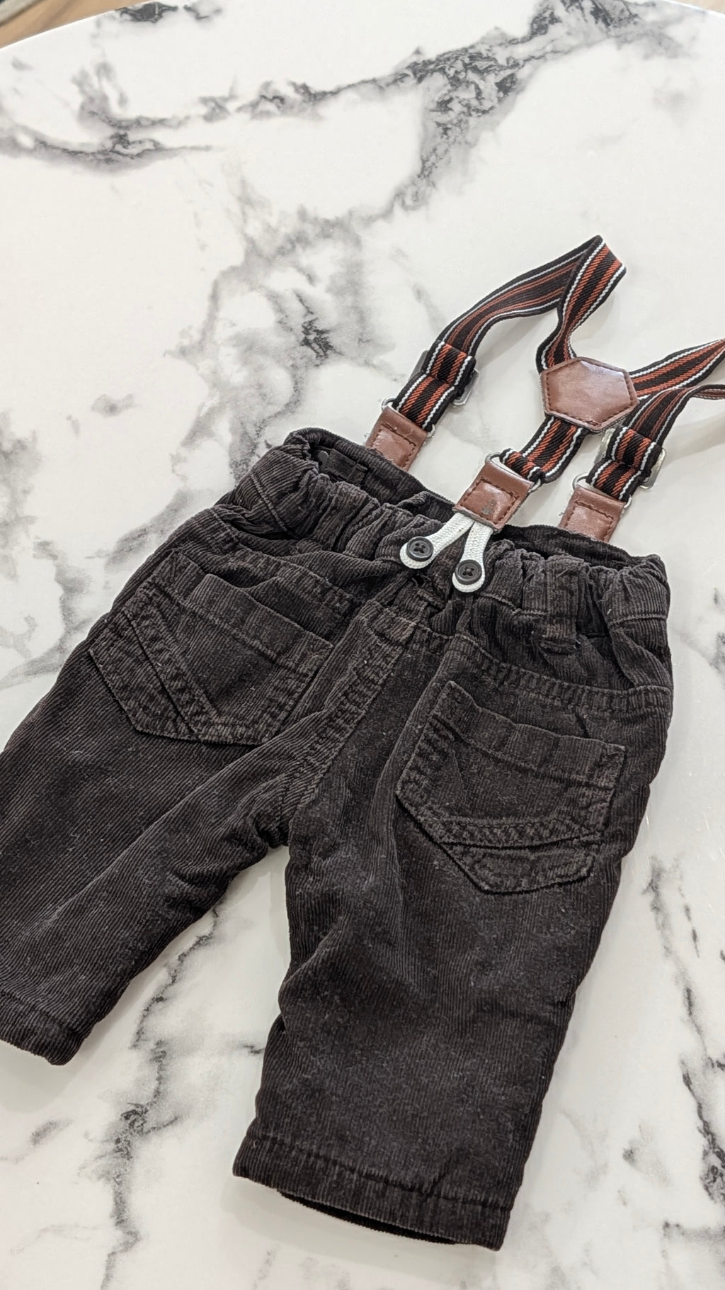 Pantalon à bretelles Kiabi - 1Mois