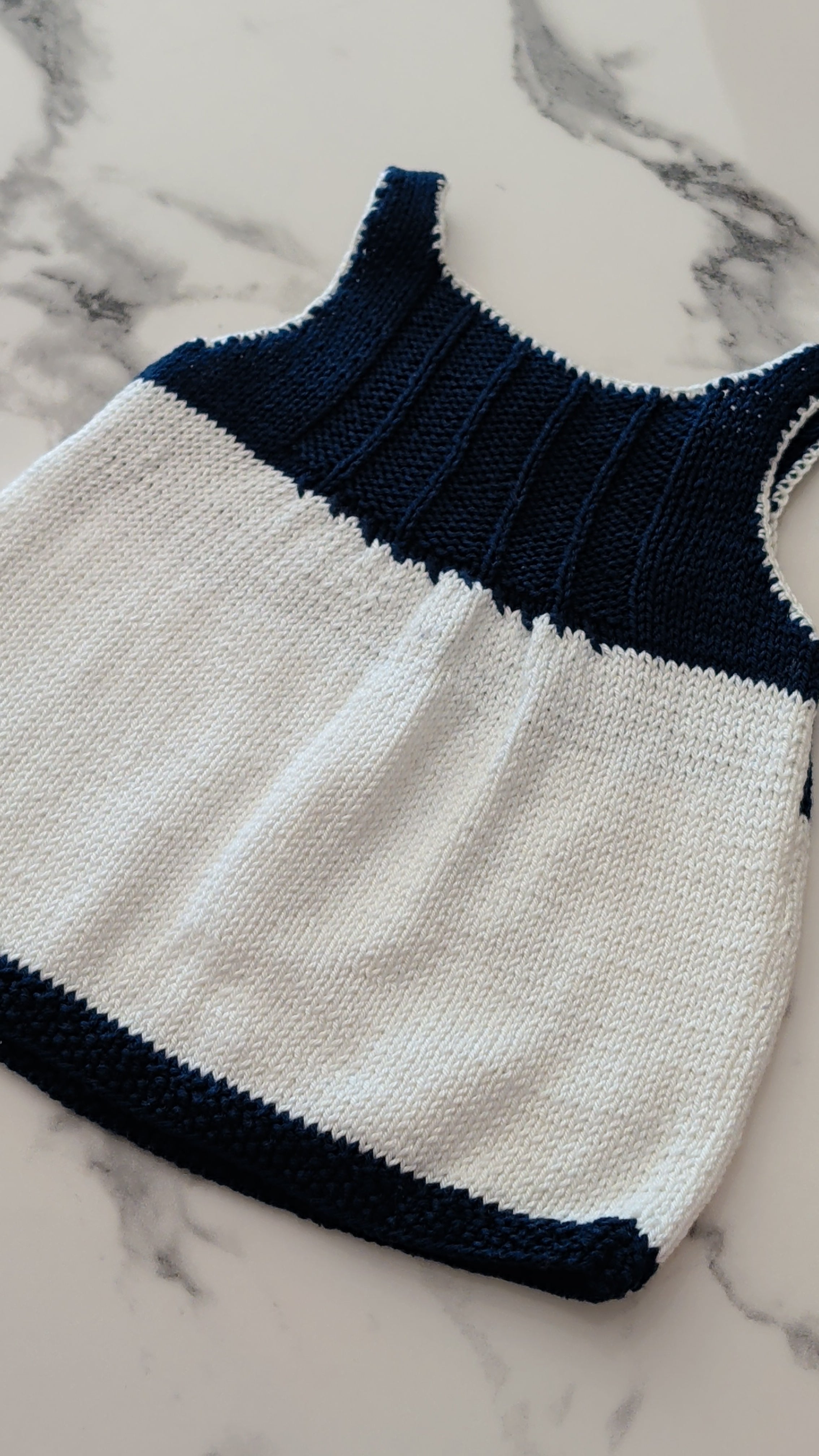 Robe tricotée main - 1 Mois
